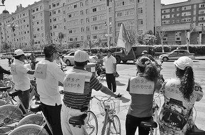 市民自發(fā)呼吁：請愛(ài)護公共自行車(chē)。王殿杰攝