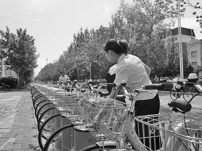 市民刷卡取車(chē)。本報記者